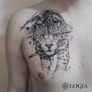 Tatuaje tigre sketch en el pecho Dani Bastos